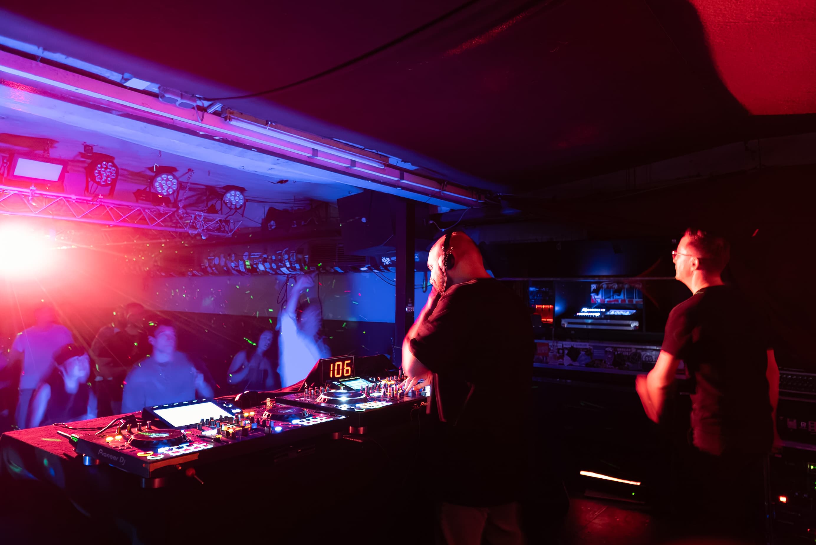 UTC DJs vor der Crowd